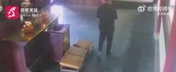 男子拜送子观音时顺走他人手机，网友：举头三尺有摄像头