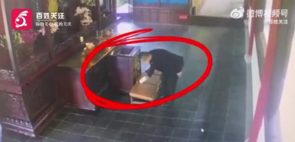 男子拜送子观音时顺走他人手机，网友：举头三尺有摄像头