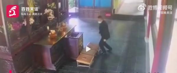 男子拜送子观音时顺走他人手机，网友：举头三尺有摄像头