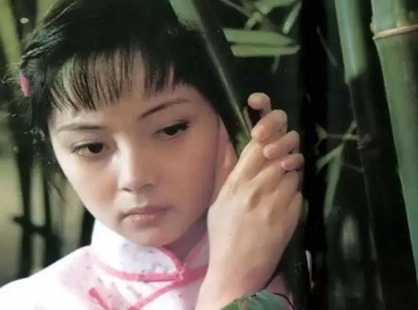 “最美薛宝钗”今天过56岁生日，冻龄美貌曝光，仍旧单身