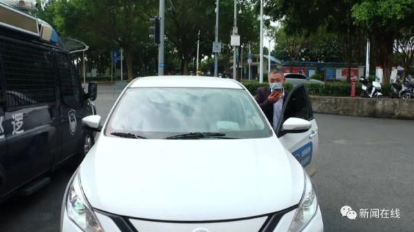 “你骚扰我家人干啥?”男子车内接了一通电话,驾驶员开车直奔派出所 “你骚扰我家人干啥?”男子车内接了一通电话,驾驶员开车直奔派出所