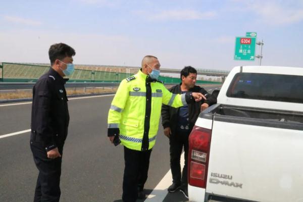 那个练过散打、当过刑警的交警老陈走了……