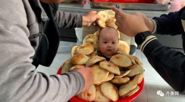 萌娃过百天，被101个大烧饼包围！