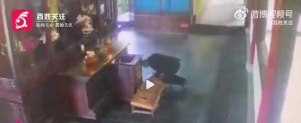 男子拜送子观音时顺走他人手机，网友：举头三尺有摄像头