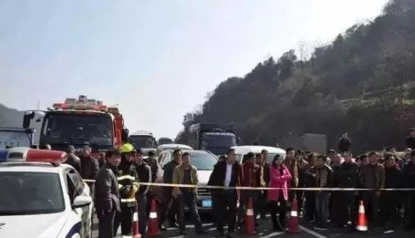 离谱！消防员灭火现场遭两位大妈吃瓜围观