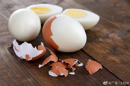 煮熟的鸡蛋，蛋黄发绿是咋回事？