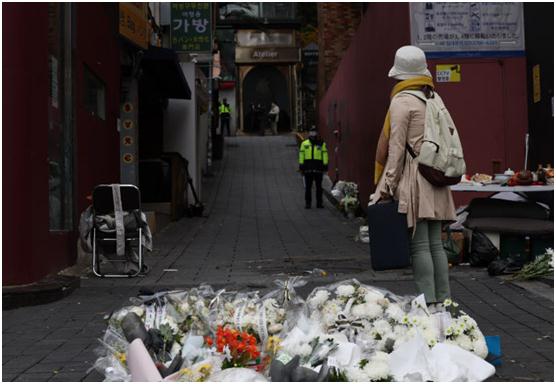 韩国媒体未经遗属同意公开梨泰院踩踏事故遇难者名单,引发争议 韩国媒体未经遗属同意公开梨泰院踩踏事故遇难者名单,引发争议