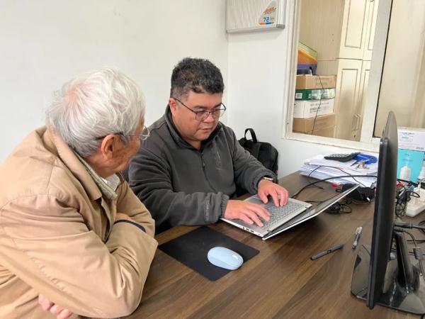 95岁老伯学车记，已完成首次小路模拟考