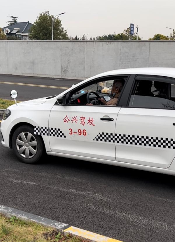 95岁老伯学车记，已完成首次小路模拟考