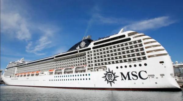 卡塔尔世界杯，大量球迷只能住邻国，坐飞机去看球