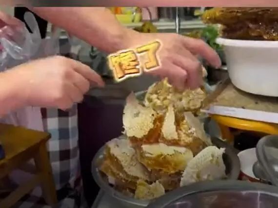 突然流蜜汁！打开厨房吊顶后惊呆了…