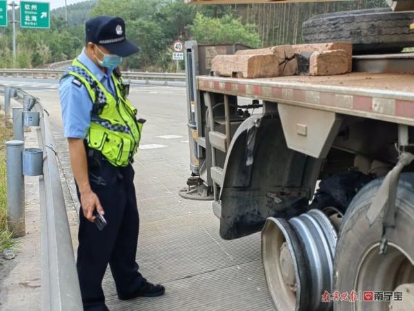 高速路上货车爆胎侧翻，西瓜满地“打滚”