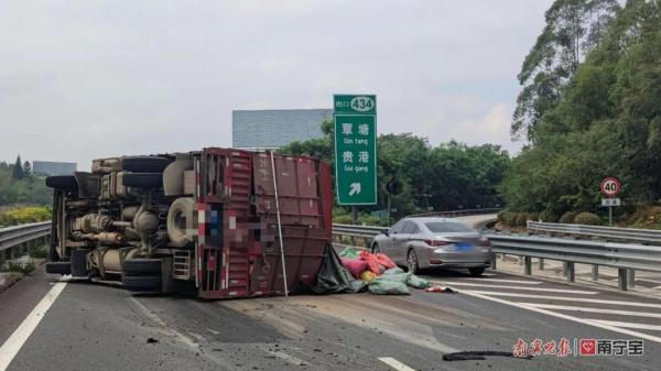 高速路上货车爆胎侧翻，西瓜满地“打滚”