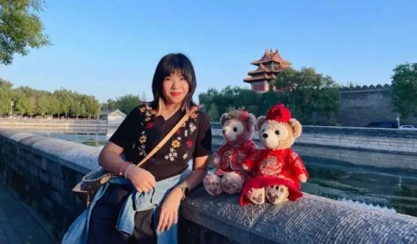 90后女孩为达菲和玲娜贝儿穿上中式非遗婚服