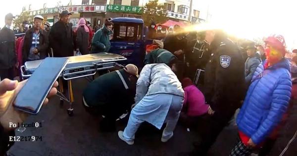 暖心！老人心脏突发不适，民警脱下外套给老人取暖