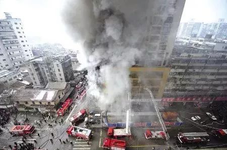 离谱！消防员灭火现场遭两位大妈吃瓜围观