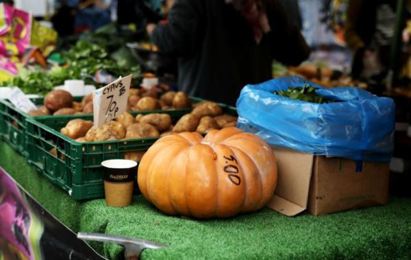 英国人如今更爱“不讲究”家宴