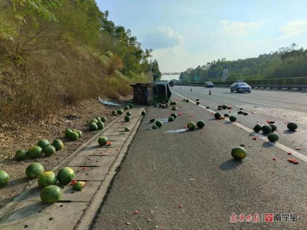 高速路上货车爆胎侧翻，西瓜满地“打滚”