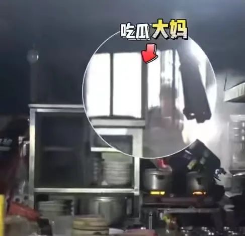 离谱！消防员灭火现场遭两位大妈吃瓜围观