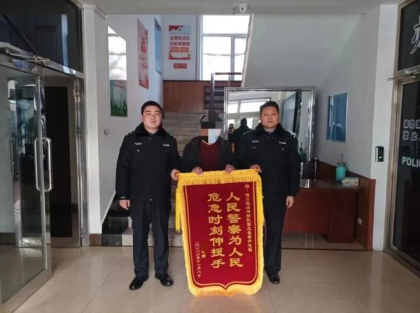 暖心！老人心脏突发不适，民警脱下外套给老人取暖