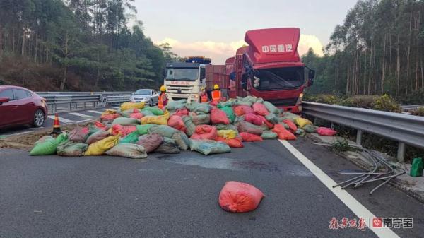 高速路上货车爆胎侧翻，西瓜满地“打滚”