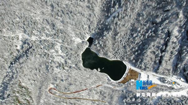 初冬雪映官鹅沟