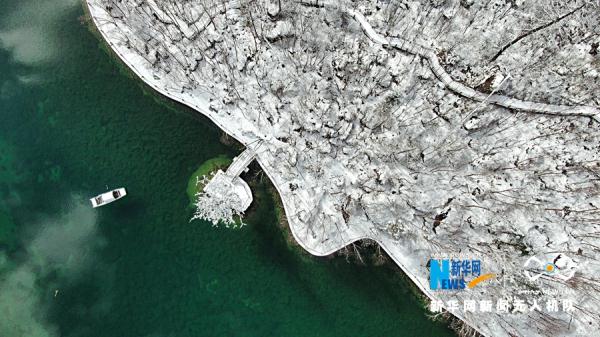 初冬雪映官鹅沟