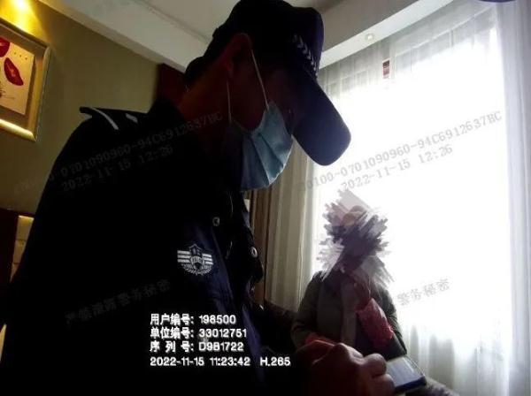 假警察“冒充公检法”诈骗，真警察及时拦截劝阻