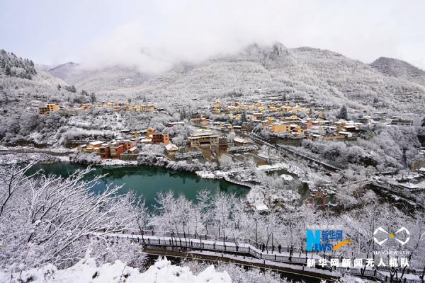 初冬雪映官鹅沟