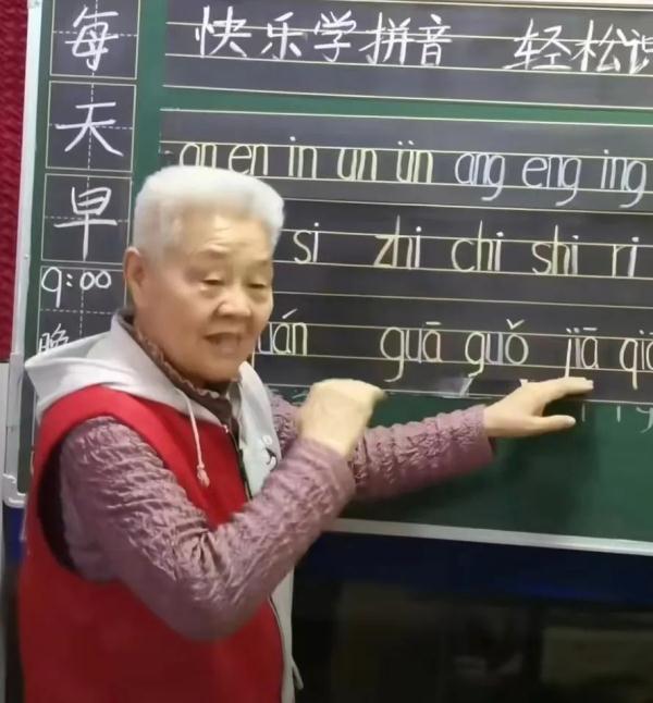 73岁奶奶开直播免费教拼音，72岁老人来学