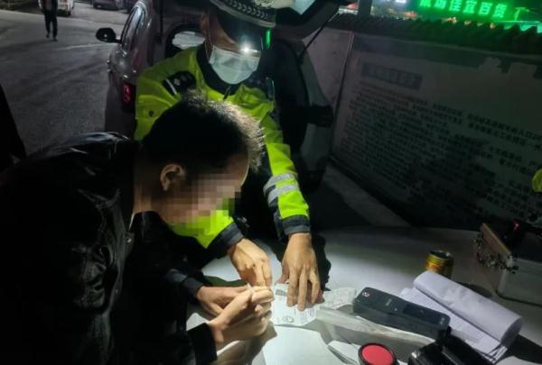 贵州男子无证酒驾被查，一哈说自己叫“段某”，一哈说自己叫“秦某”