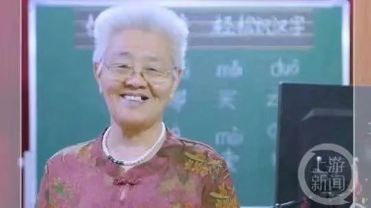 73岁奶奶开直播免费教拼音，72岁老人来学