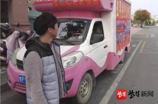 车身贴满走失儿童“寻亲启事”，自费打印传单，河南小伙自驾房车帮助“宝贝回家”