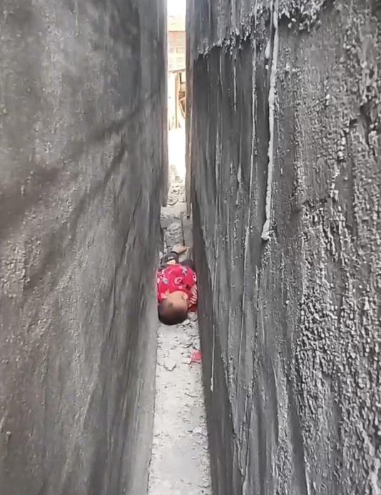 两岁小孩躺在30厘米宽墙缝内大哭!这回又是咋进去的? 两岁小孩躺在30厘米宽墙缝内大哭!这回又是咋进去的?