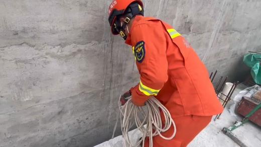 两岁小孩躺在30厘米宽墙缝内大哭!这回又是咋进去的? 两岁小孩躺在30厘米宽墙缝内大哭!这回又是咋进去的?