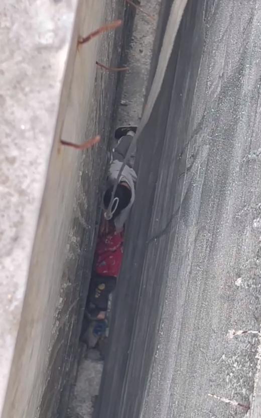 两岁小孩躺在30厘米宽墙缝内大哭!这回又是咋进去的? 两岁小孩躺在30厘米宽墙缝内大哭!这回又是咋进去的?