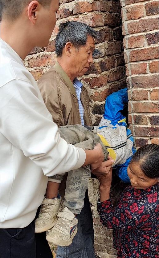 两岁小孩躺在30厘米宽墙缝内大哭!这回又是咋进去的? 两岁小孩躺在30厘米宽墙缝内大哭!这回又是咋进去的?