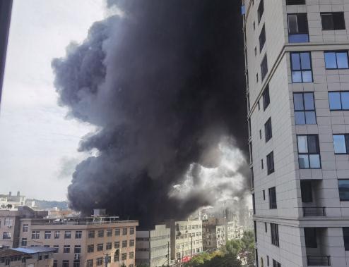 突发!温州一泡沫厂起火,市民帮忙抬车疏通道路,当地:处理中 突发!温州一泡沫厂起火,市民帮忙抬车疏通道路,当地:处理中