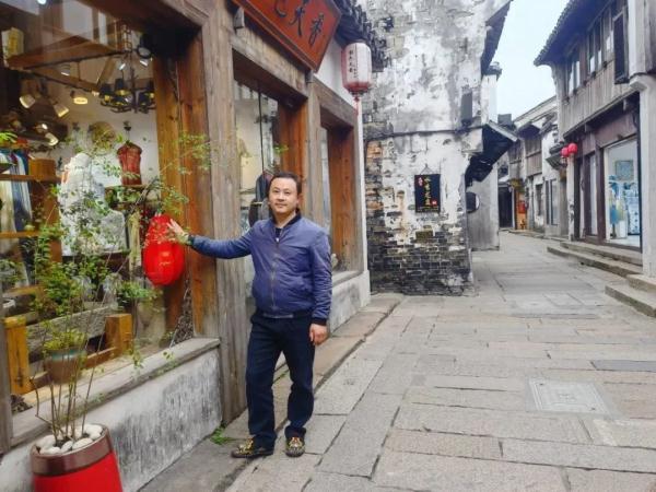 殊死搏斗！浙江一个体经营户用身体挡刀救下陌生女子……