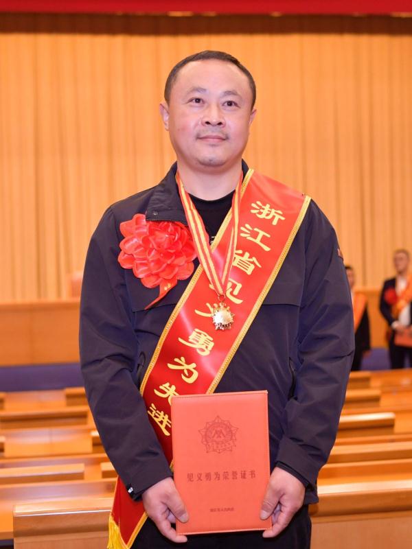 殊死搏斗！浙江一个体经营户用身体挡刀救下陌生女子……