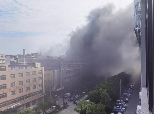 突发!温州一泡沫厂起火,市民帮忙抬车疏通道路,当地:处理中 突发!温州一泡沫厂起火,市民帮忙抬车疏通道路,当地:处理中