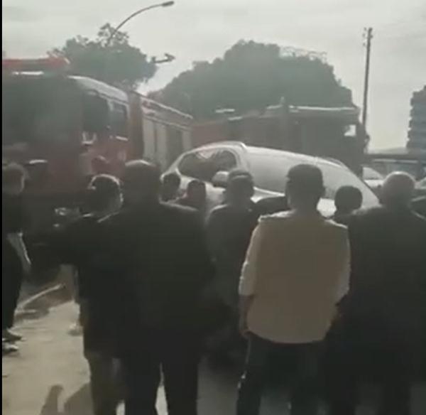 突发!温州一泡沫厂起火,市民帮忙抬车疏通道路,当地:处理中 突发!温州一泡沫厂起火,市民帮忙抬车疏通道路,当地:处理中