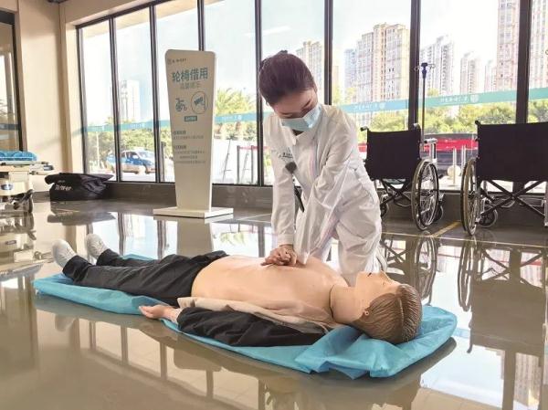 男子跑步时突然倒地，心脏骤停！“00后”小姐姐立即做了这件事……