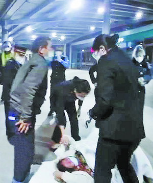 列车员和乘警上演“生命接力” 旅客站台分娩