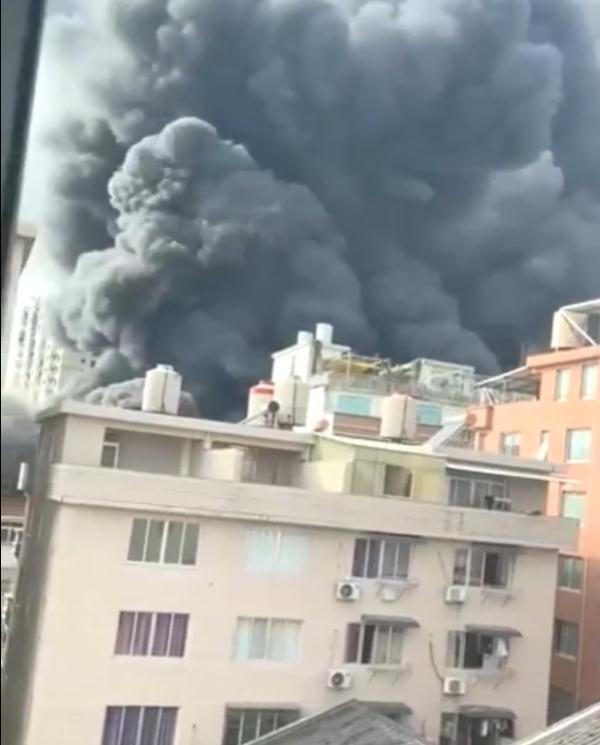 突发!温州一泡沫厂起火,市民帮忙抬车疏通道路,当地:处理中 突发!温州一泡沫厂起火,市民帮忙抬车疏通道路,当地:处理中