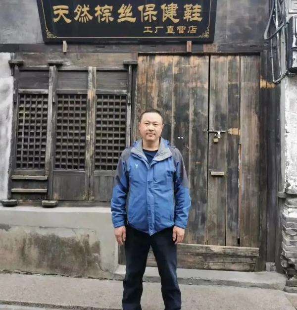 殊死搏斗！浙江一个体经营户用身体挡刀救下陌生女子……