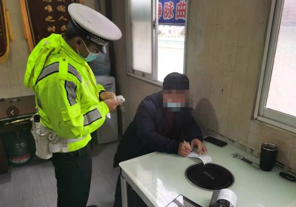 警方调查占道逆行,驾驶员:我以为是诈骗电话,就拉黑了! 警方调查占道逆行,驾驶员:我以为是诈骗电话,就拉黑了!