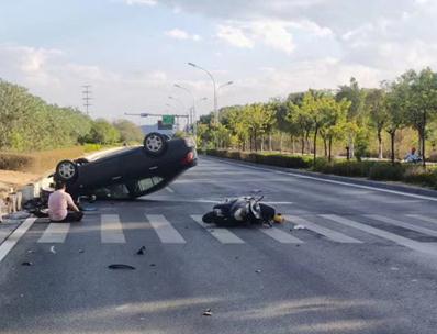 斑马线上，小车撞上电动车！交警这样定责……