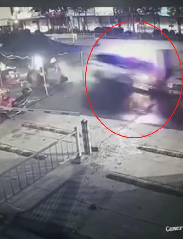 醉汉盗用警车狂奔后撞三轮车?广西警方:趁民警救火开走,已抓到 醉汉盗用警车狂奔后撞三轮车?广西警方:趁民警救火开走,已抓到