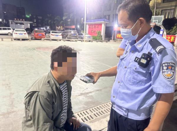 为避处罚，酒驾男子把女儿抱着甩成“挡箭牌”！